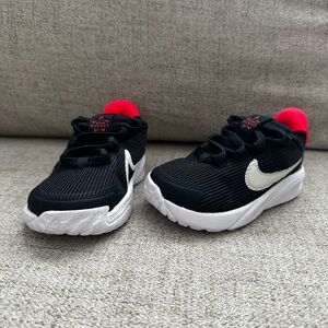 Toddler Nike tennis shoes size 5.